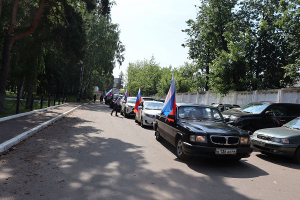 Молодежь провела в Костроме автопробег в поддержку армии
