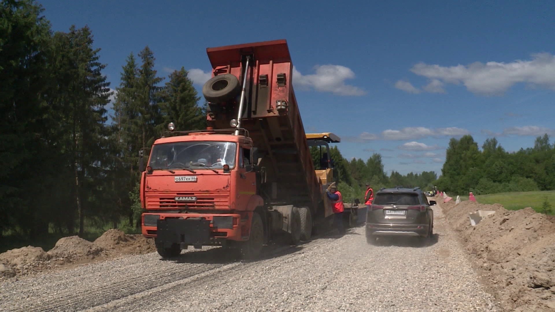 На северо-востоке Костромской области продолжается ремонт трассы от Пыщуга до Боговарова