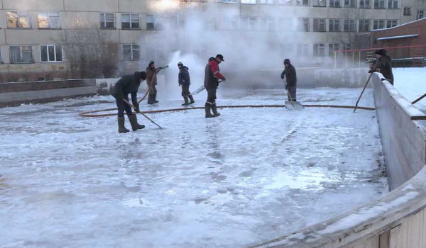 Лёд пошёл: в Костроме начали заливать катки