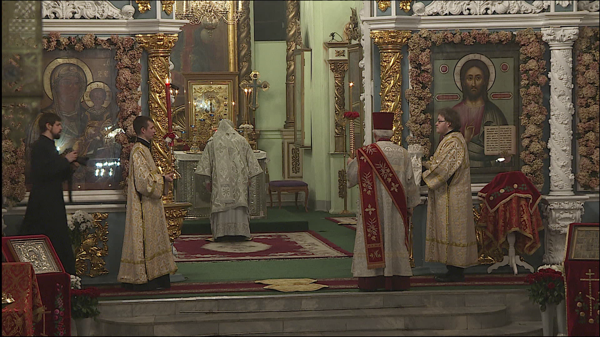 Православные верующие Костромы отмечают Великий четверг