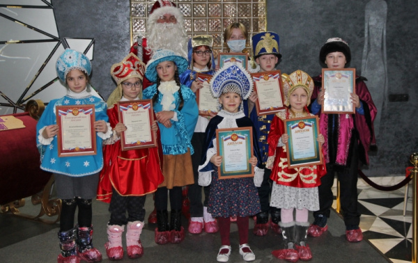 Полицейский Дед Мороз поздравил юных костромских художников с Новым годом