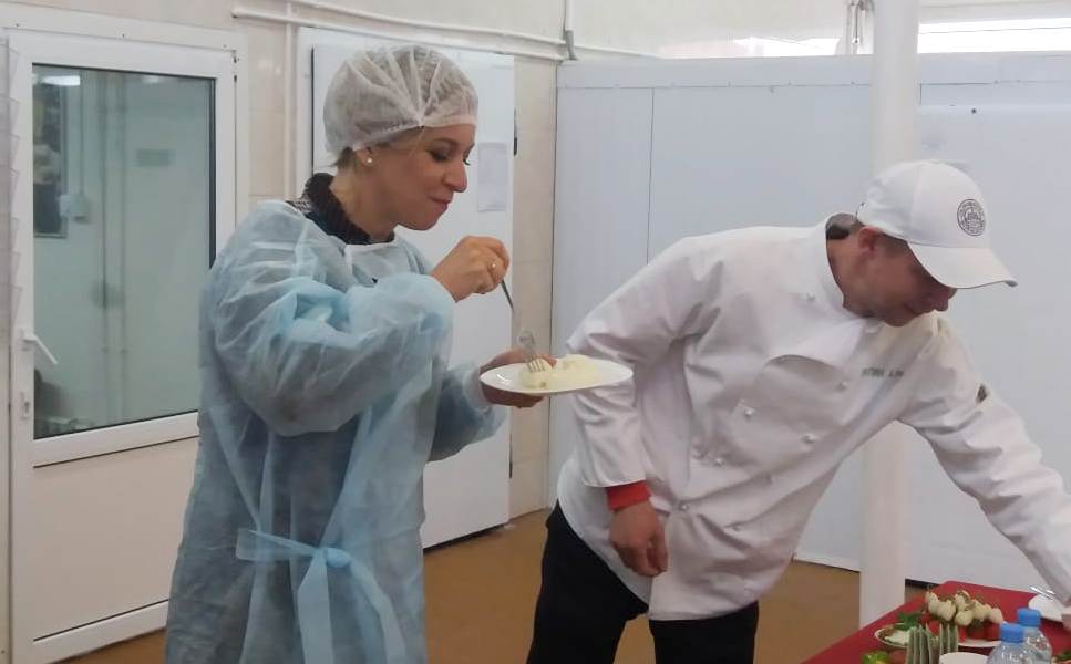 Мария Захарова угостилась костромским сыром «из первых рук»