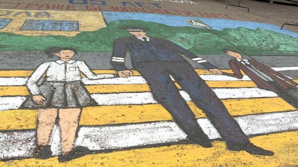 Необычный «лежачий полицейский» украсил тротуар у костромской ГИБДД