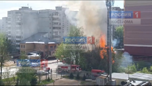 В Костроме горит нежилой дом на улице Никитской