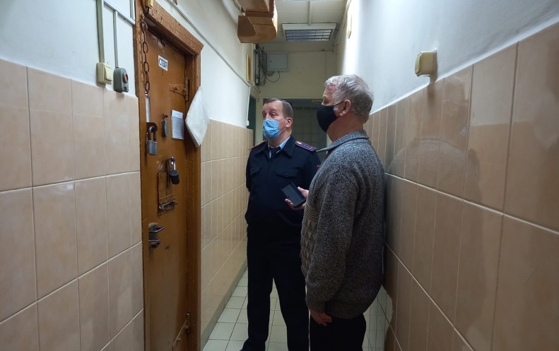 Костромским общественникам показали камеру изолятора и прогулочный дворик
