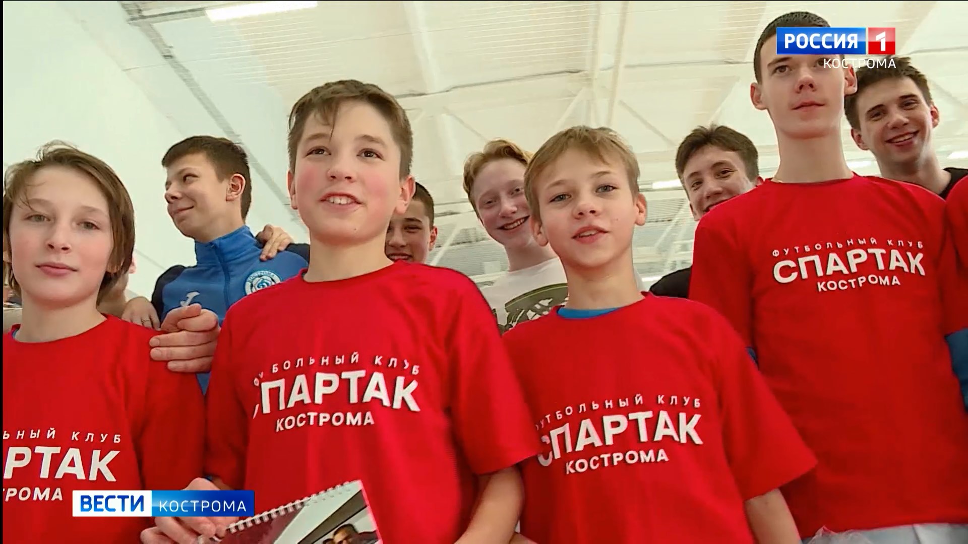 Футболисты костромского «Спартака» в межсезонье проводят мастер-классы в школах и детских домах
