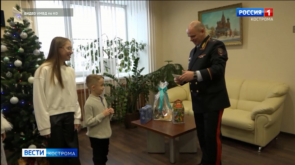 Главный костромской полицейский вручил батут будущему десантнику и организовал его сестре встречу со знаменитым актером
