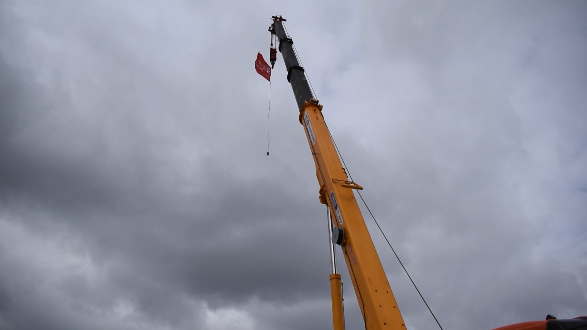 В Галиче впервые подняли Знамя Победы на стреле 30-тонного крана