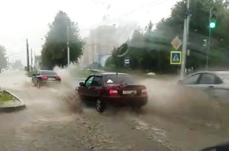 Улицы костромского Заволжья «поплыли» после дождя