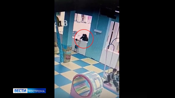 Следователи и полиция ищут в Костроме мужчину подозрительно щедрого на конфеты для детей