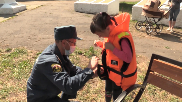 Спасатели учат костромских детей навыкам выживания