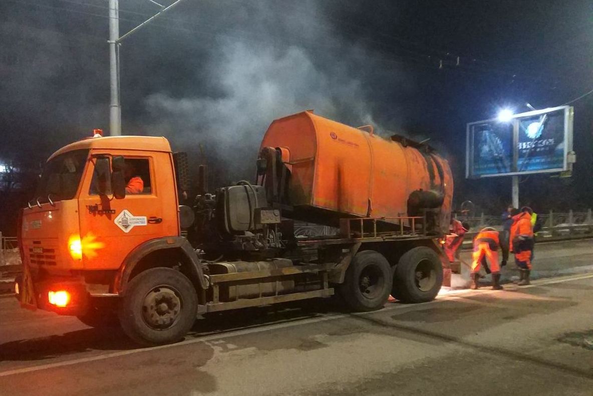 Дорожники в Костроме по ночам готовят улицы к зиме