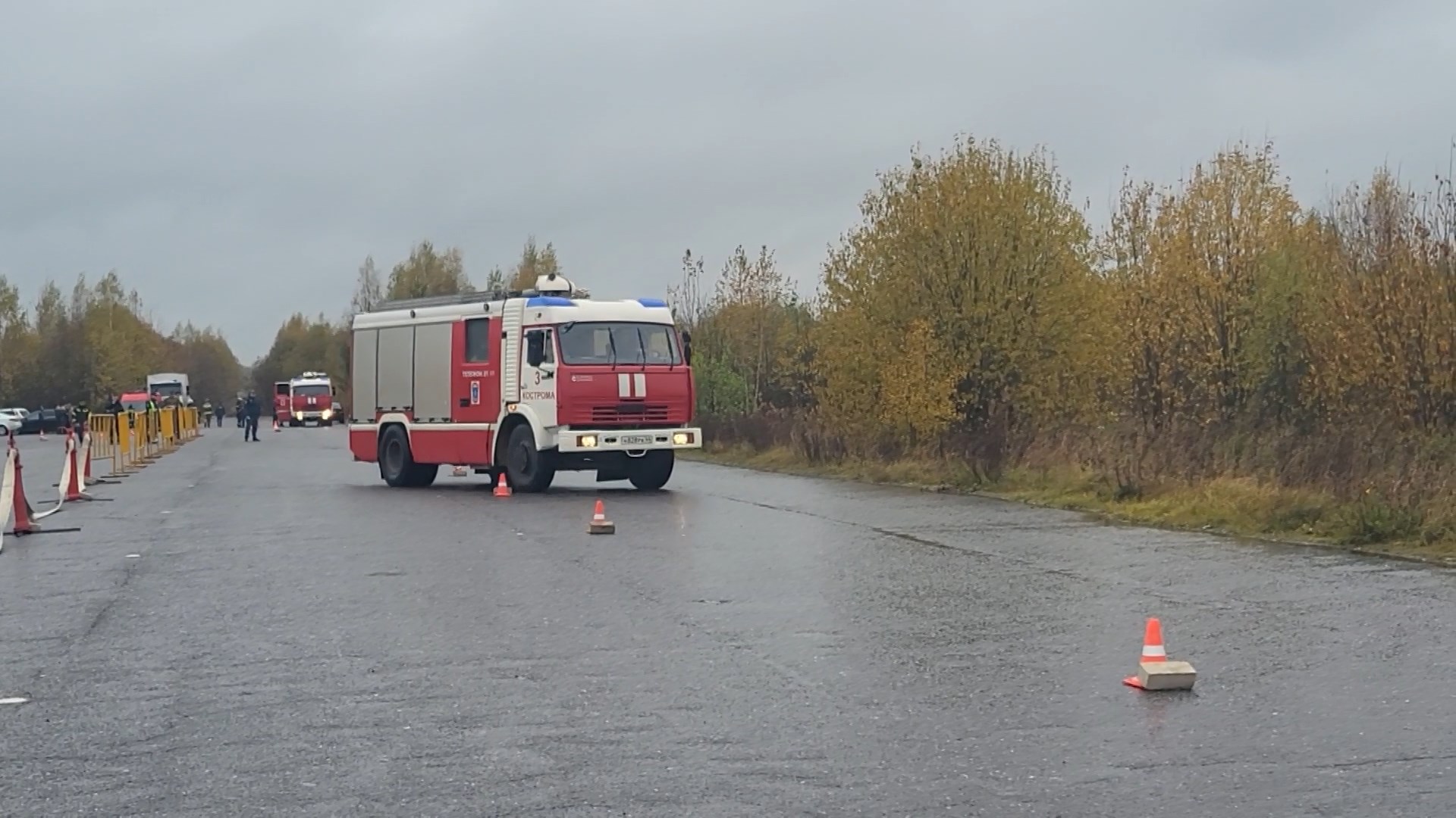 Сотрудники МЧС устроили в Костромской области гонки на пожарных автомобилях