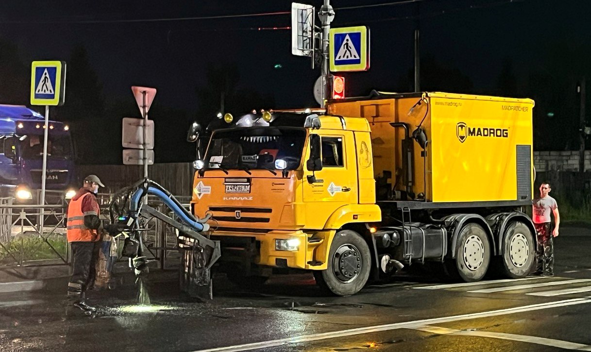 Дорожники за неделю залили в ямы на улицах Костромы более 100 тонн асфальта
