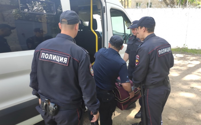 Полицейские депортировали из Костромы троих иностранцев за тяжкие преступления
