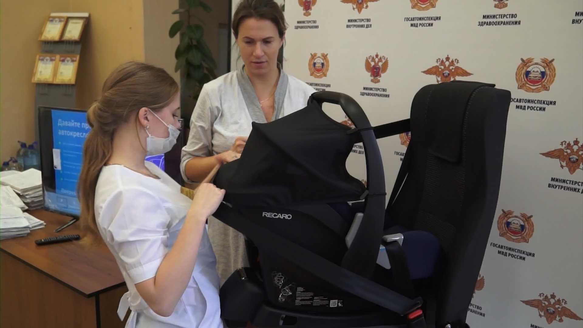 Пользоваться детскими креслами костромичек учат с роддома