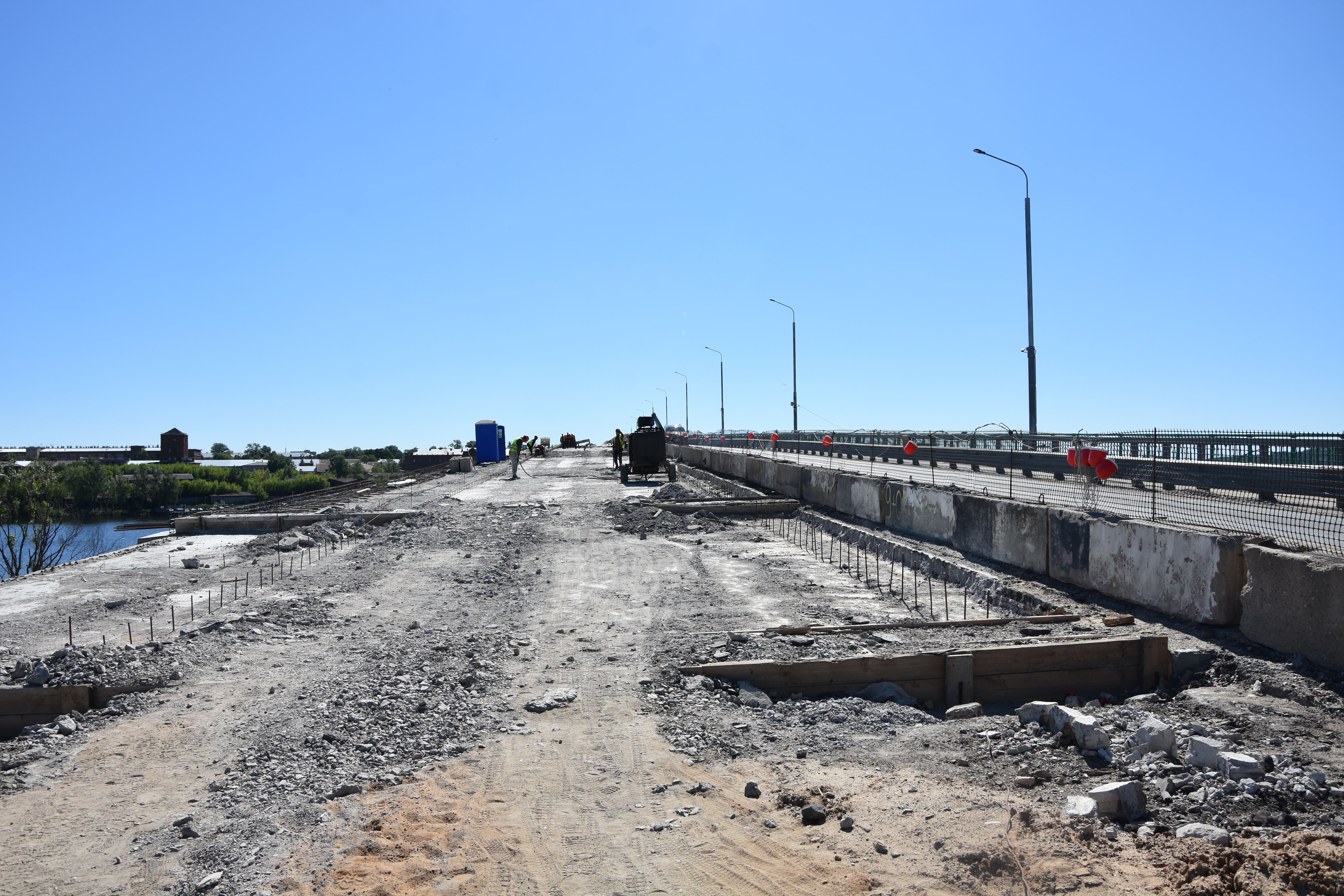 Строители на мосту через Кострому начали укладку выравнивающего слоя на проезжей части