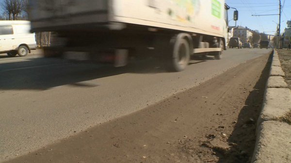 Дороги Костромы начали очищать от талого песка