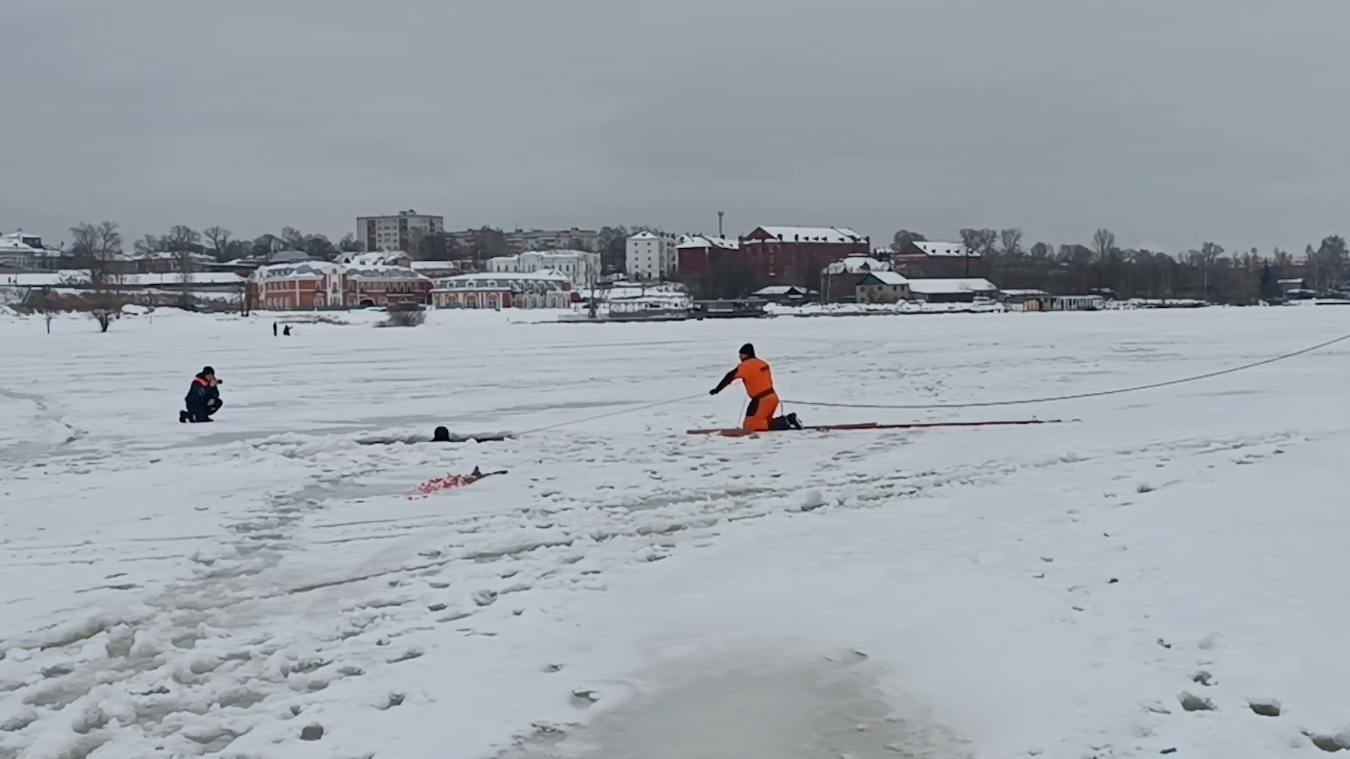 Сотрудники МЧС наглядно показали юным костромичам, как люди проваливаются под лед
