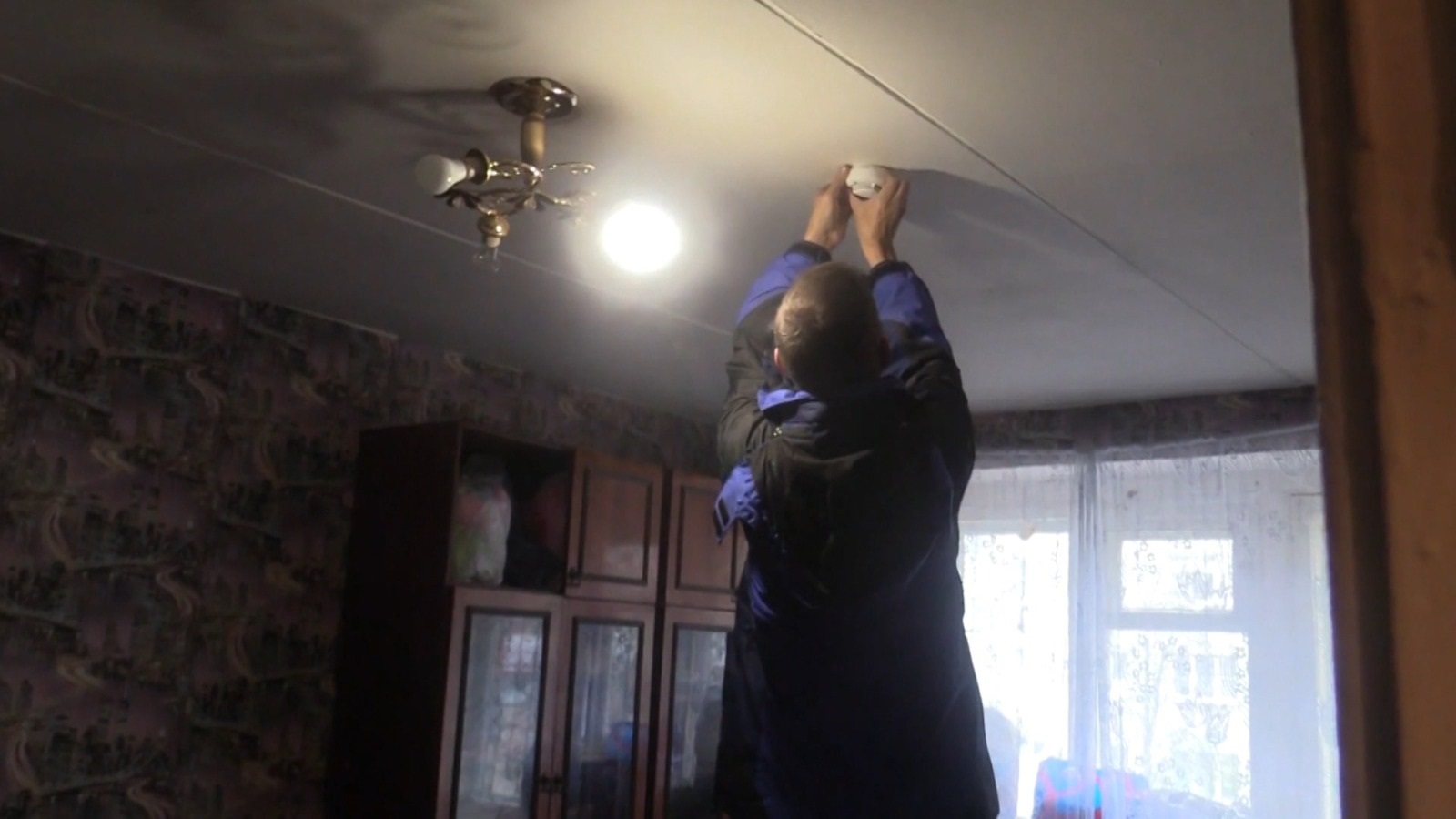 Многодетным семьям в Костроме бесплатно устанавливают пожарные извещатели