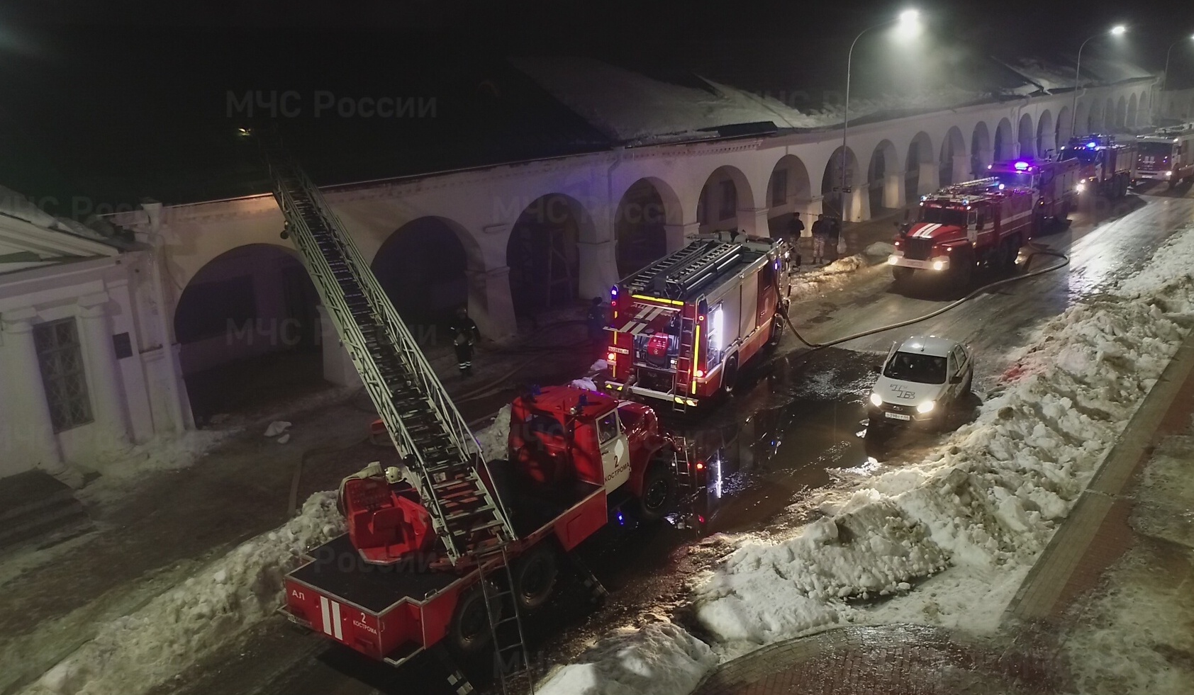 В Костроме ночью загорелось здание Торговых рядов