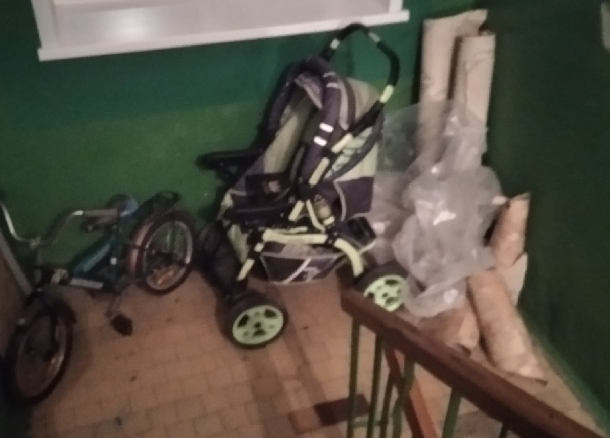 Костромская мэрия проведет проверку по выставленной на лестницу детской коляске