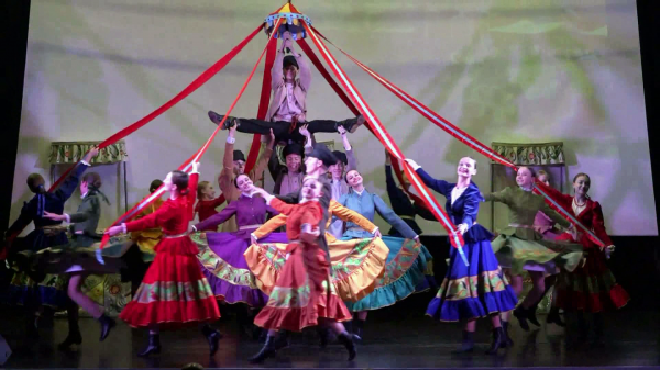 Танцоры из костромского райцентра отметили творческий юбилей на сцене
