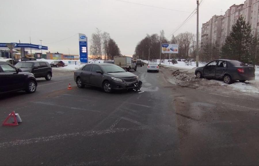 При столкновении двух машин в Костроме пострадал подросток
