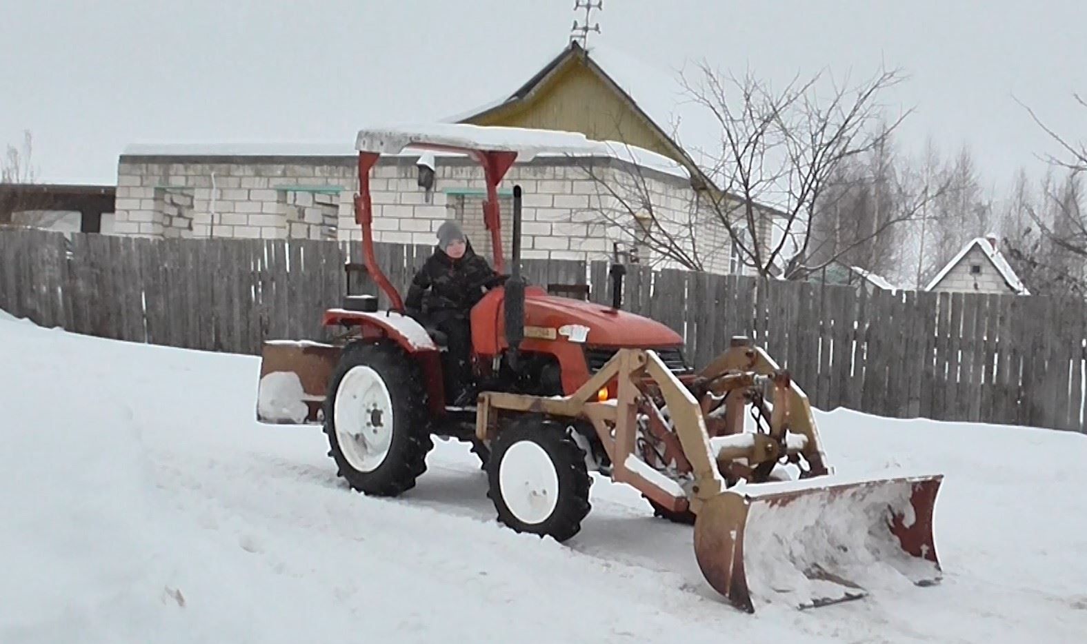 Семья Серовых из деревни Федорково на своём собственном тракторе разгребает снег, облегчая жизнь всем соседям