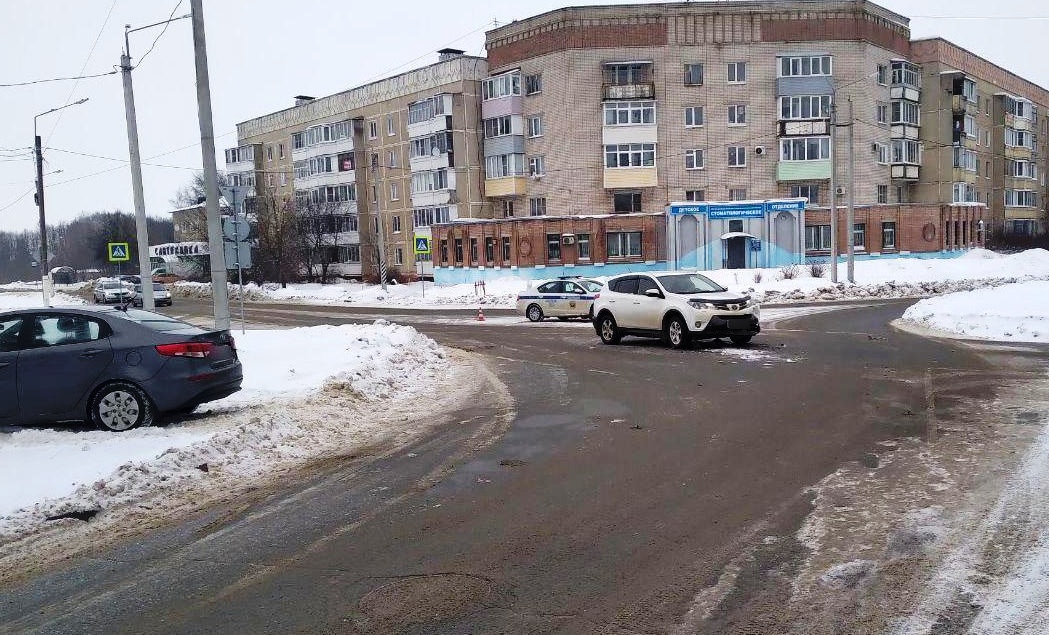 Две иномарки болезненно столкнулись на круговом перекрестке в Костроме