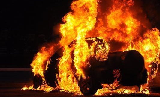 Женщина спалила в костромском райцентре «Форд» бывшей жены своего бойфренда 