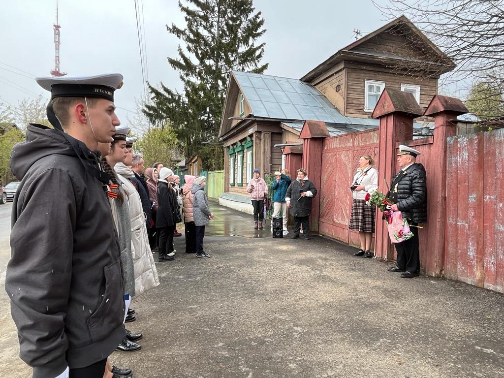 У домов костромских ветеранов накануне Дня Победы проходят праздничные  парады и концерты | ГТРК «Кострома»