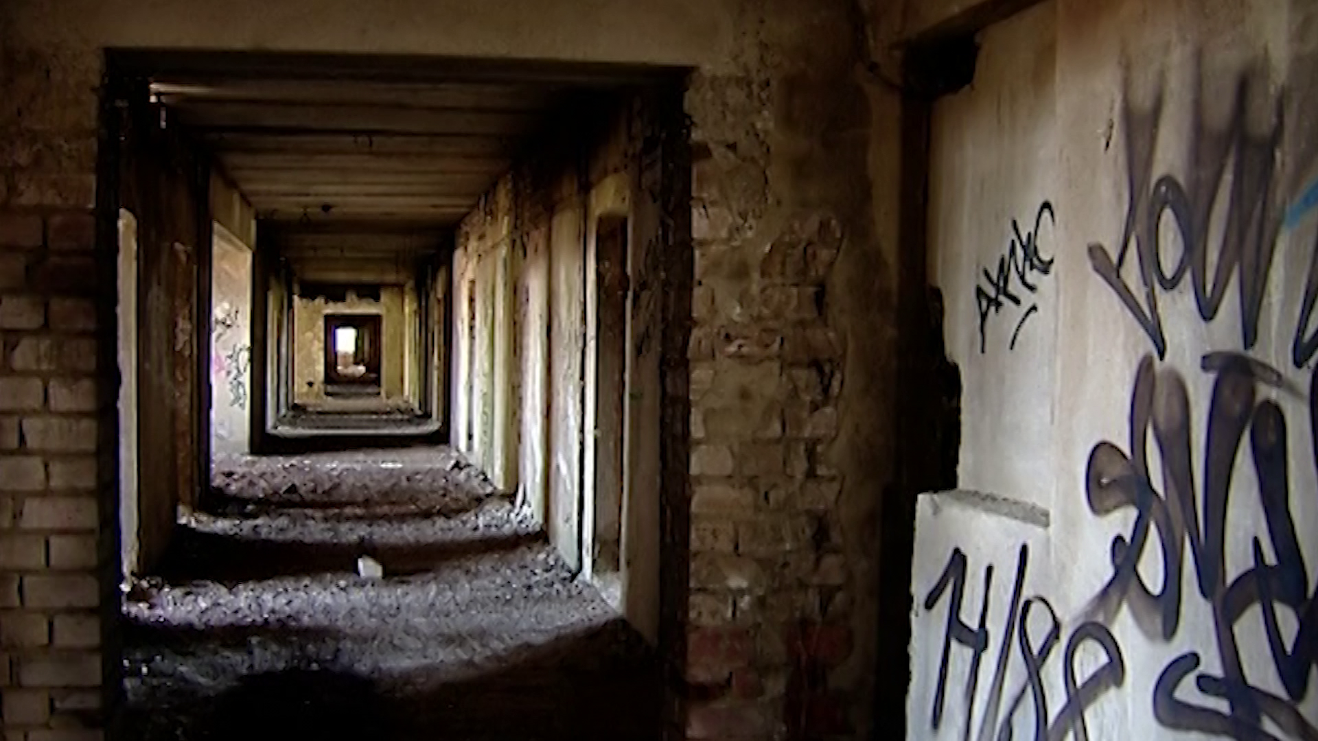 Заброшенное здание сырзавода в костромском райцентре угрожающе манит местных подростков