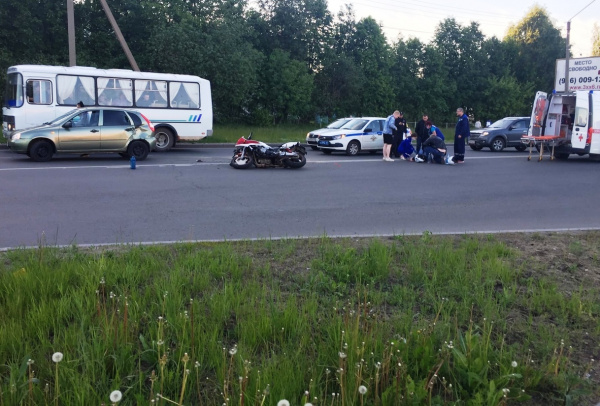 Пассажирка мотоцикла серьёзно пострадала в ДТП у «Коллажа»