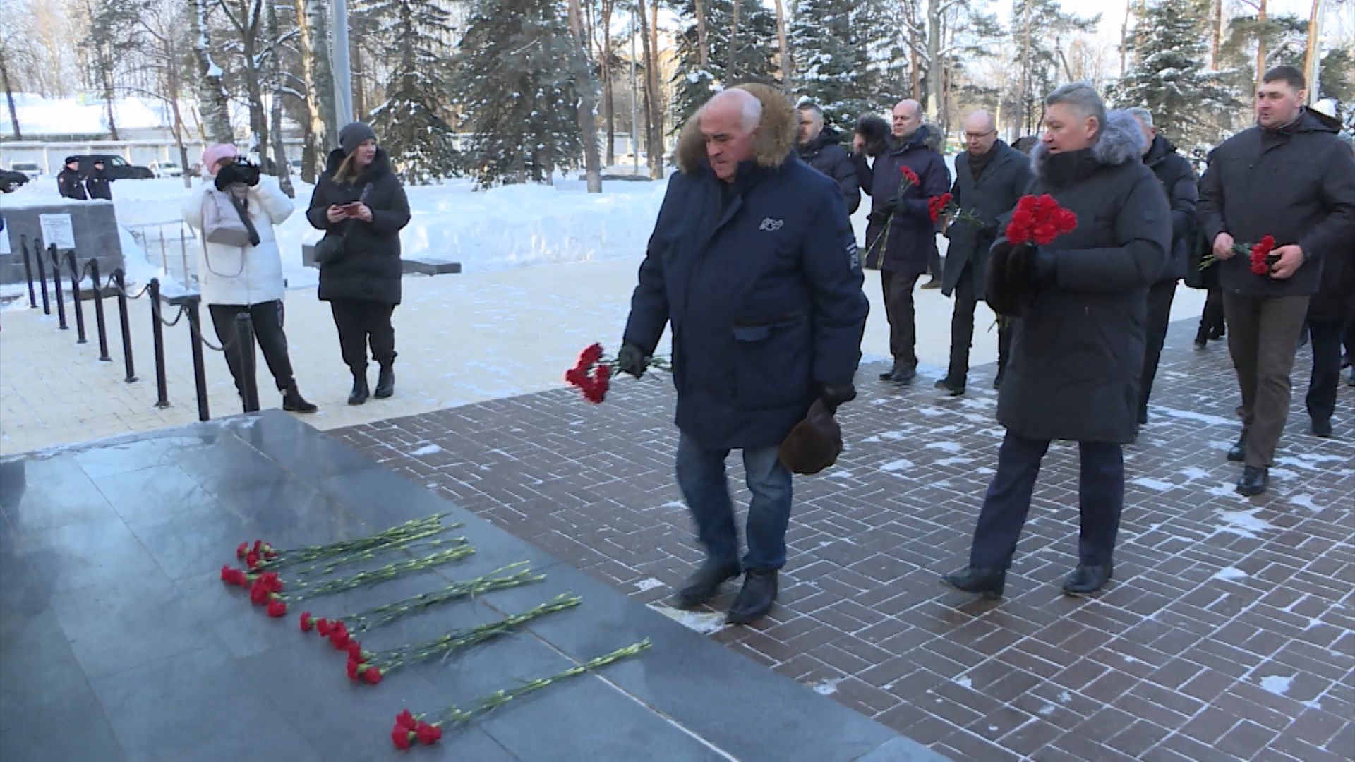 В Костроме у мемориала «Вечный огонь» почтили память павших героев