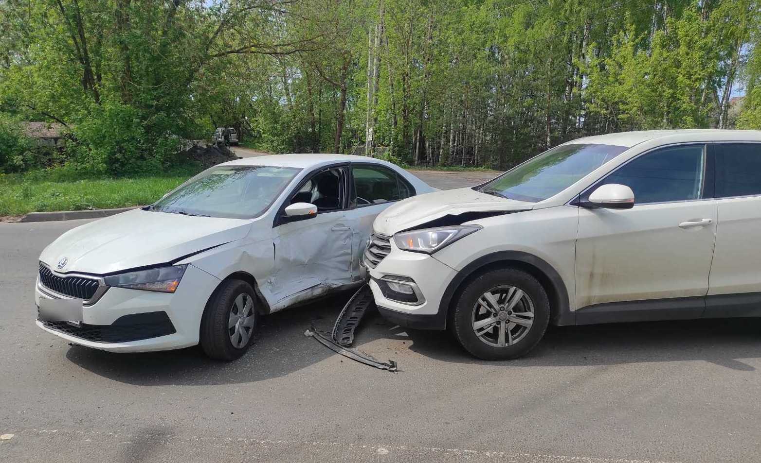 Две иномарки столкнулись в Костроме из-за неуступчивости одного из водителей