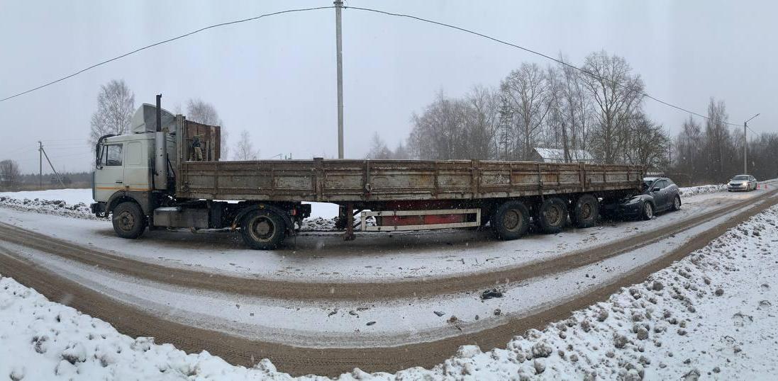 Пьяный водитель в Костроме разбил машину о неподвижный грузовик