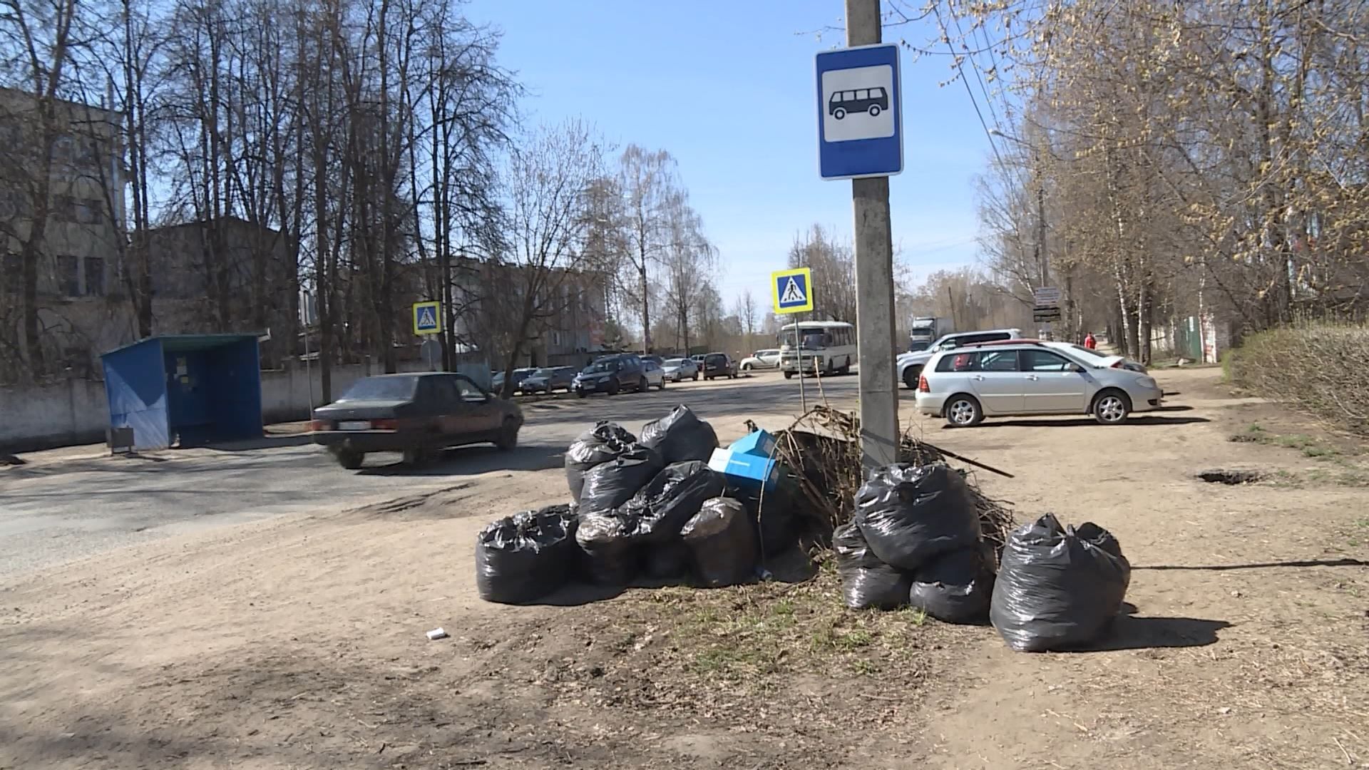 Задача – навести порядок до 9 мая: с костромских улиц продолжают убирать мусор