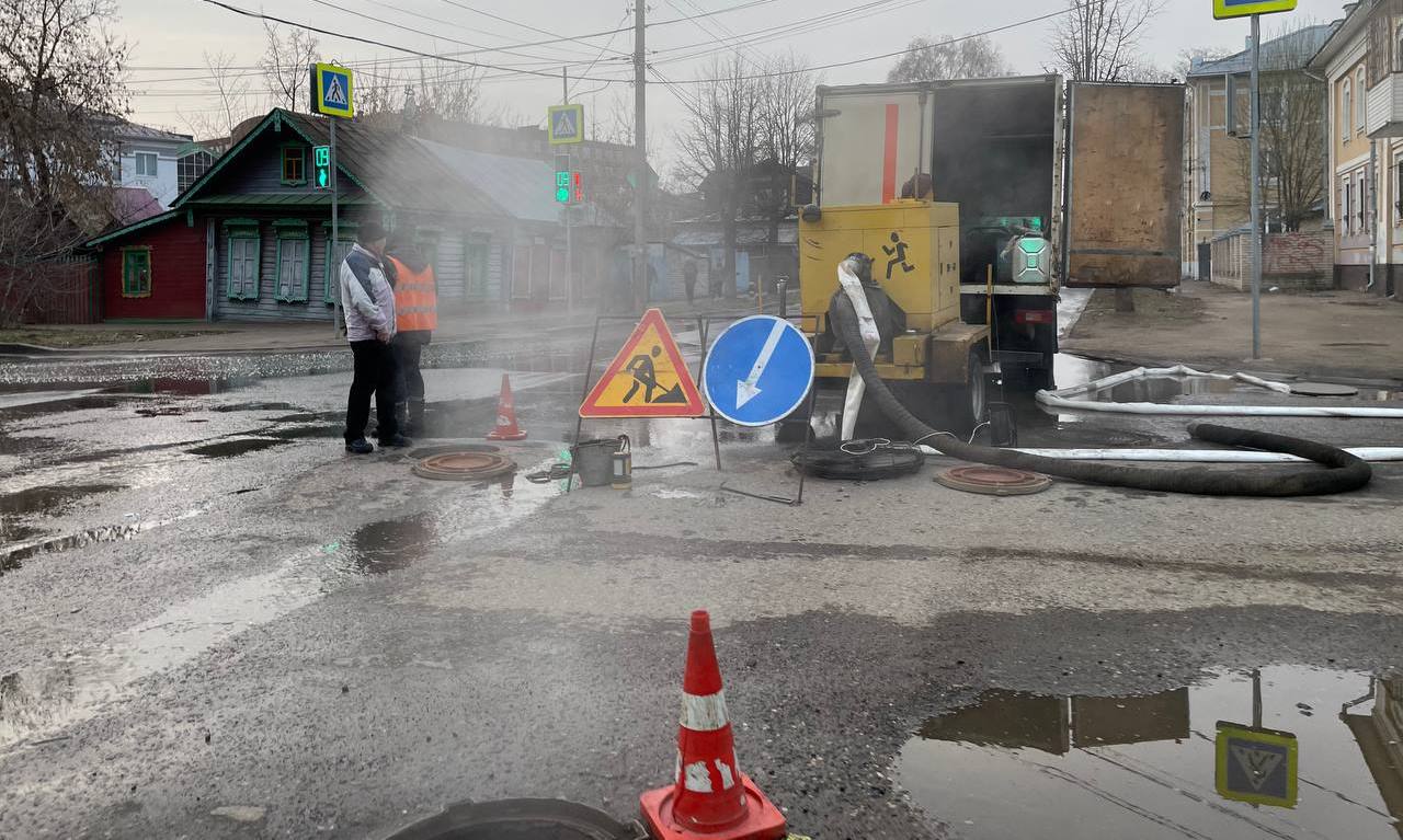 Рабочие устранили порыв на тепловой магистрали в Костроме | 11.04.2024 |  Кострома - БезФормата