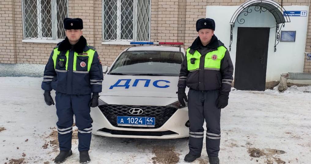 Автоинспекторы не дали замёрзнуть на костромской трассе тюменцам на БМВ