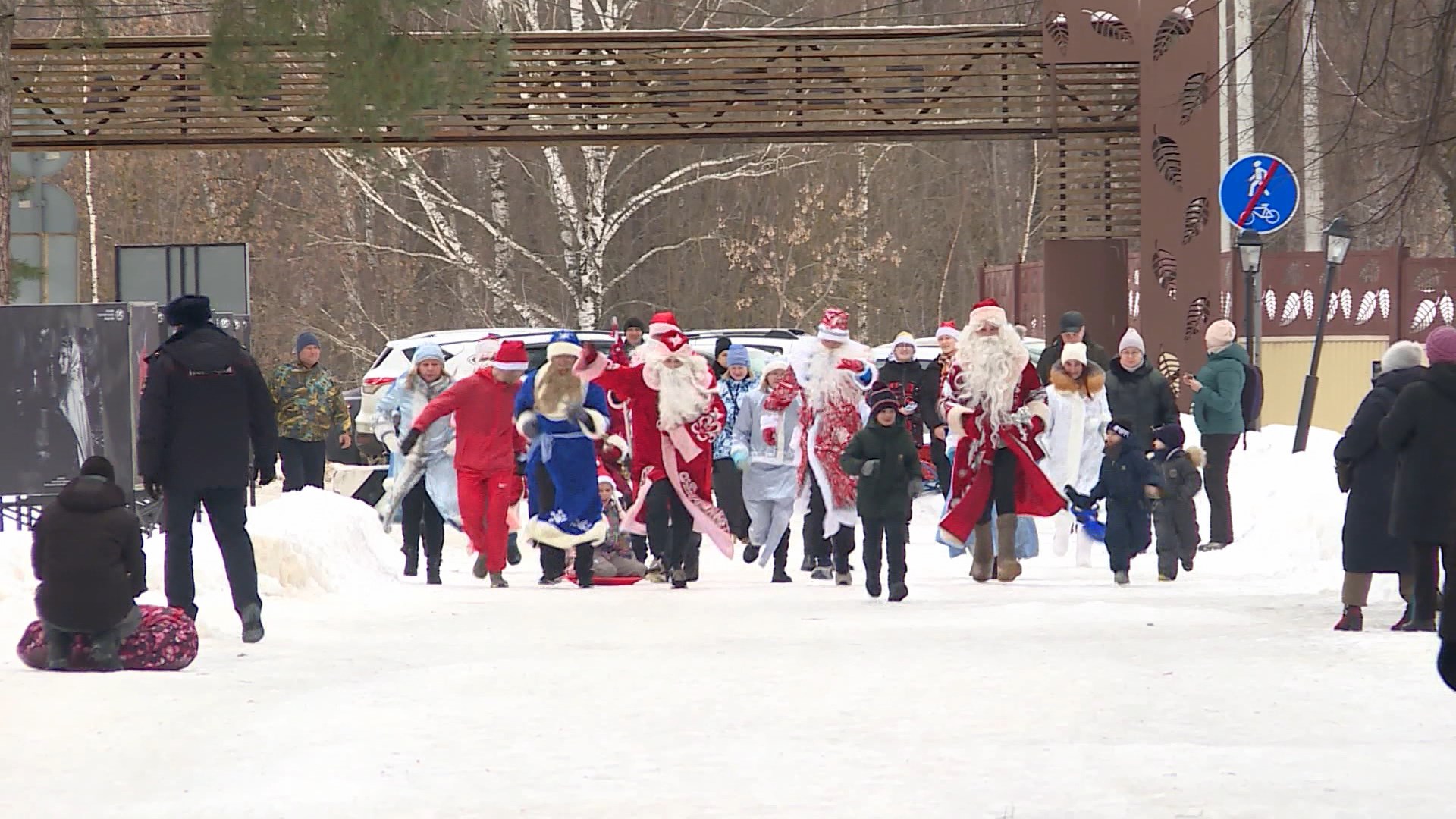 Костромичей в образах Дедов Морозов и Снегурочек ждут на праздничном забеге