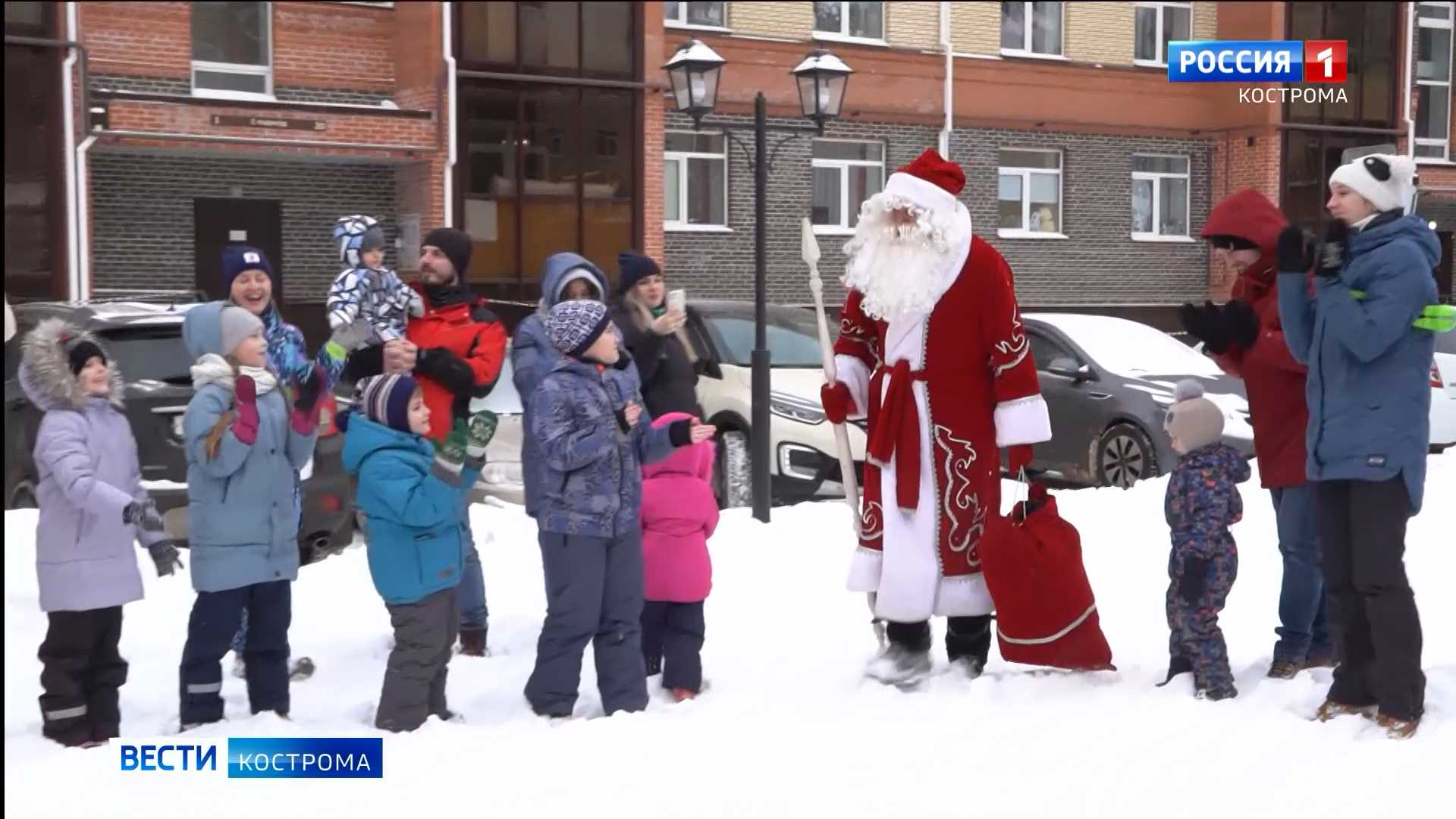 Дед Мороз явился костромичам из подъезда новостройки