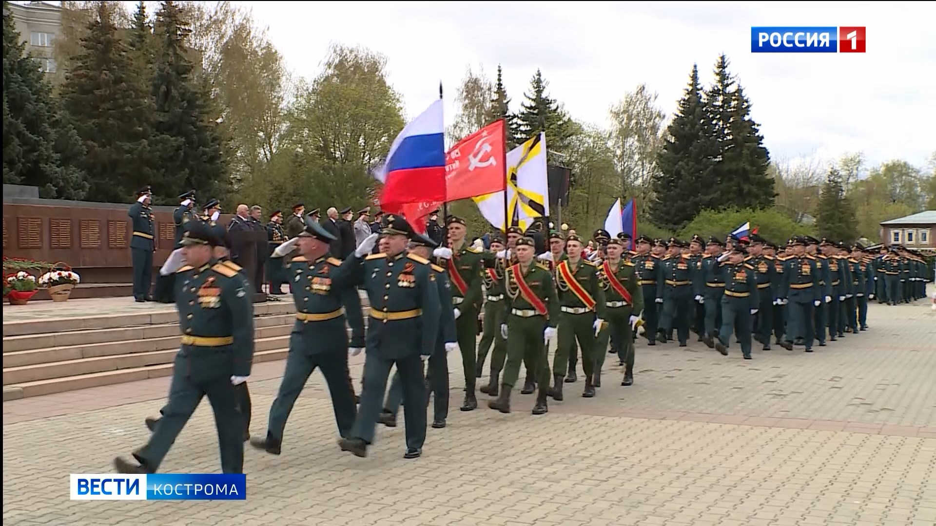 Военнослужащие Костромского гарнизона прошли торжественным маршем по площади Мира