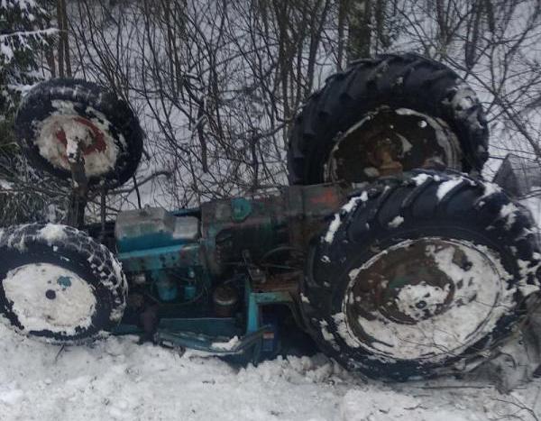 Молодой водитель перевернул трактор на костромской дороге 