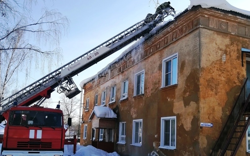 Пожарные заботливо побили сосульки на шарьинских крышах