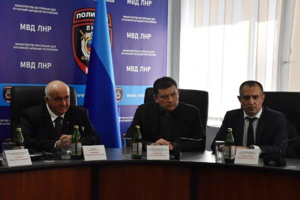 Костромской губернатор вручил дипломы КГУ студентам в Луганске