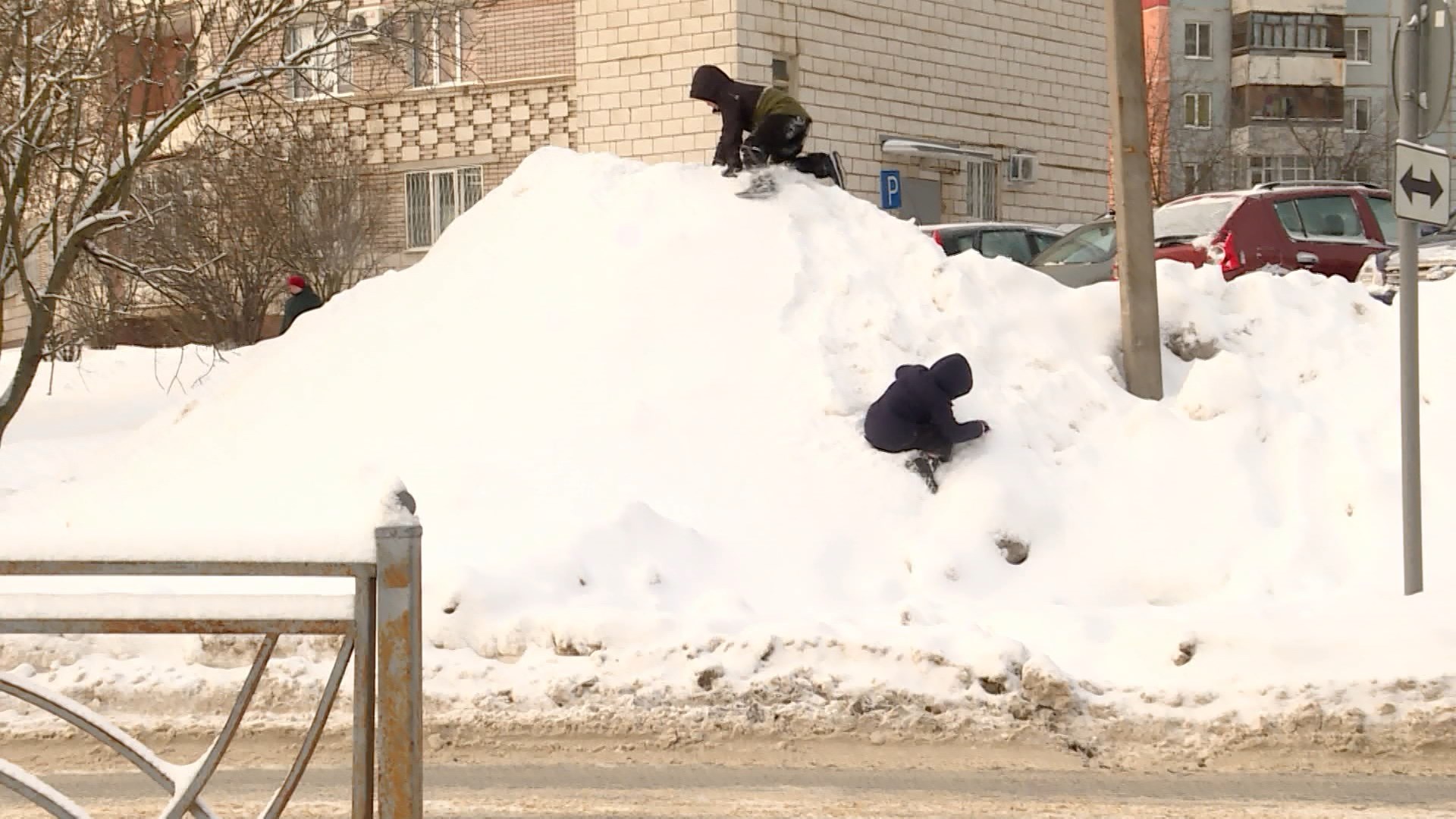 С горки – прямо на дорогу: неубранные кучи снега в Костроме превратились в опасное развлечение