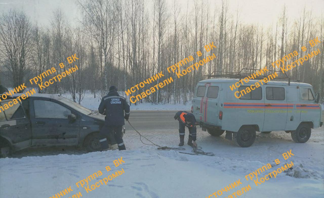 Областные спасатели на костромской трассе не дали замерзнуть семье с двумя детьми