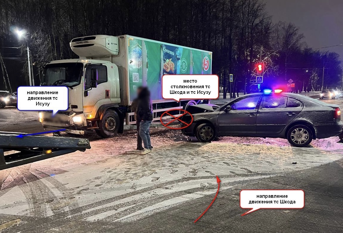 Легковушка и грузовик столкнулись на оживленном перекрестке в Костроме