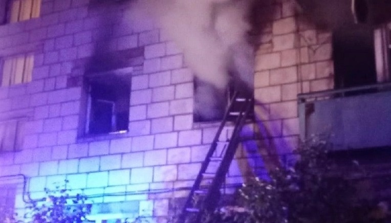 Пожарные в Костроме вынесли из горящей квартиры мужчину в тяжелом состоянии